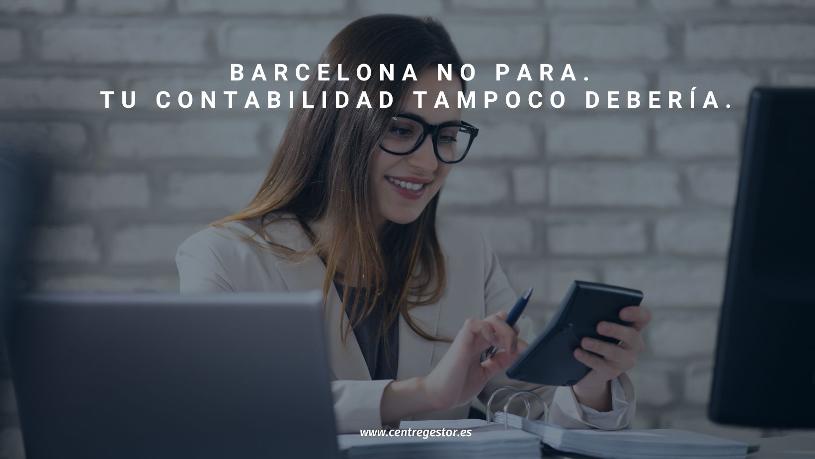 Asesor contable Barcelona gestionando cuentas y cálculos financieros para empresas y autónomos
