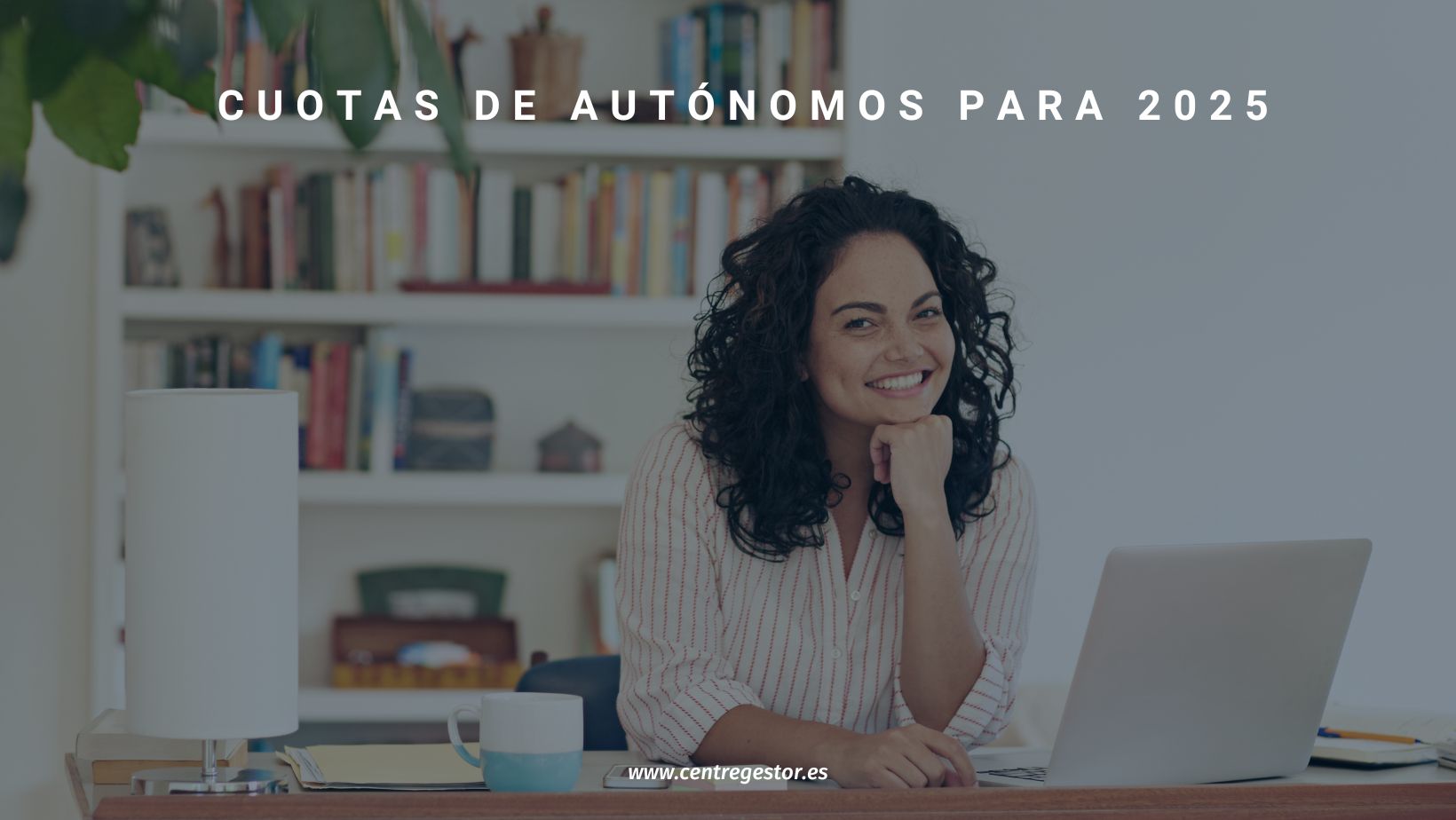 Centre Gestor - Emprendedora sonriente informándose sobre las nuevas cuotas de autónomos para 2025