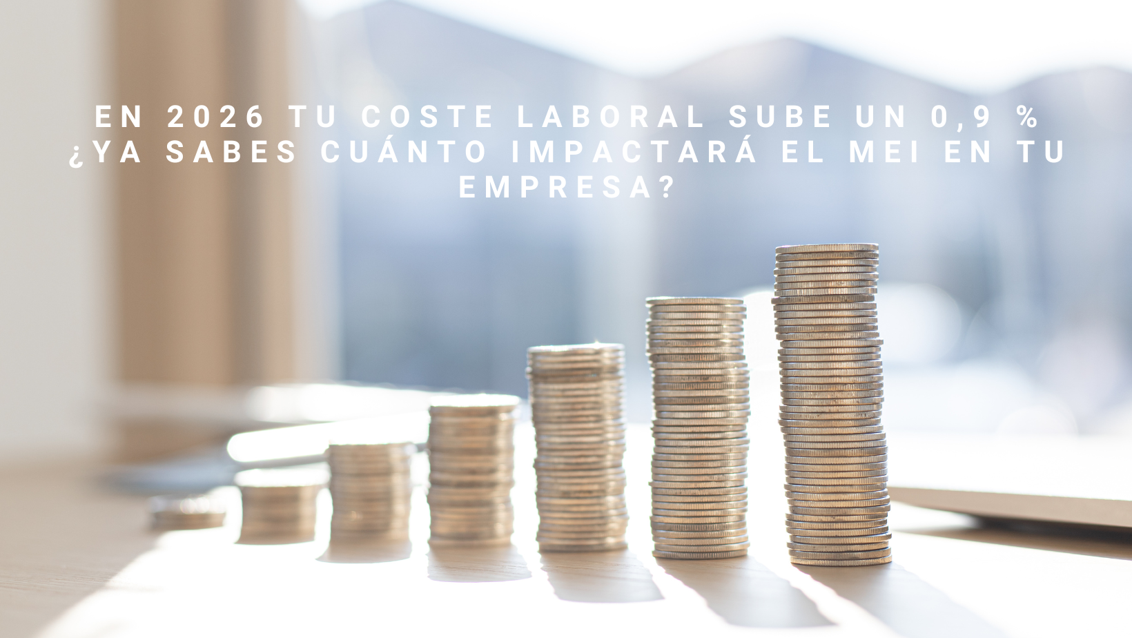 Pilas de monedas en aumento que representan el incremento del coste laboral por el MEI 2026 y la nueva cotización MEI empresa en España.