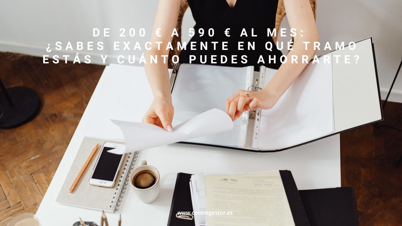 Autónoma revisando documentos para calcular la cuota autónomos 2026 y los tramos de cotización mensual entre 200 € y 590 €.