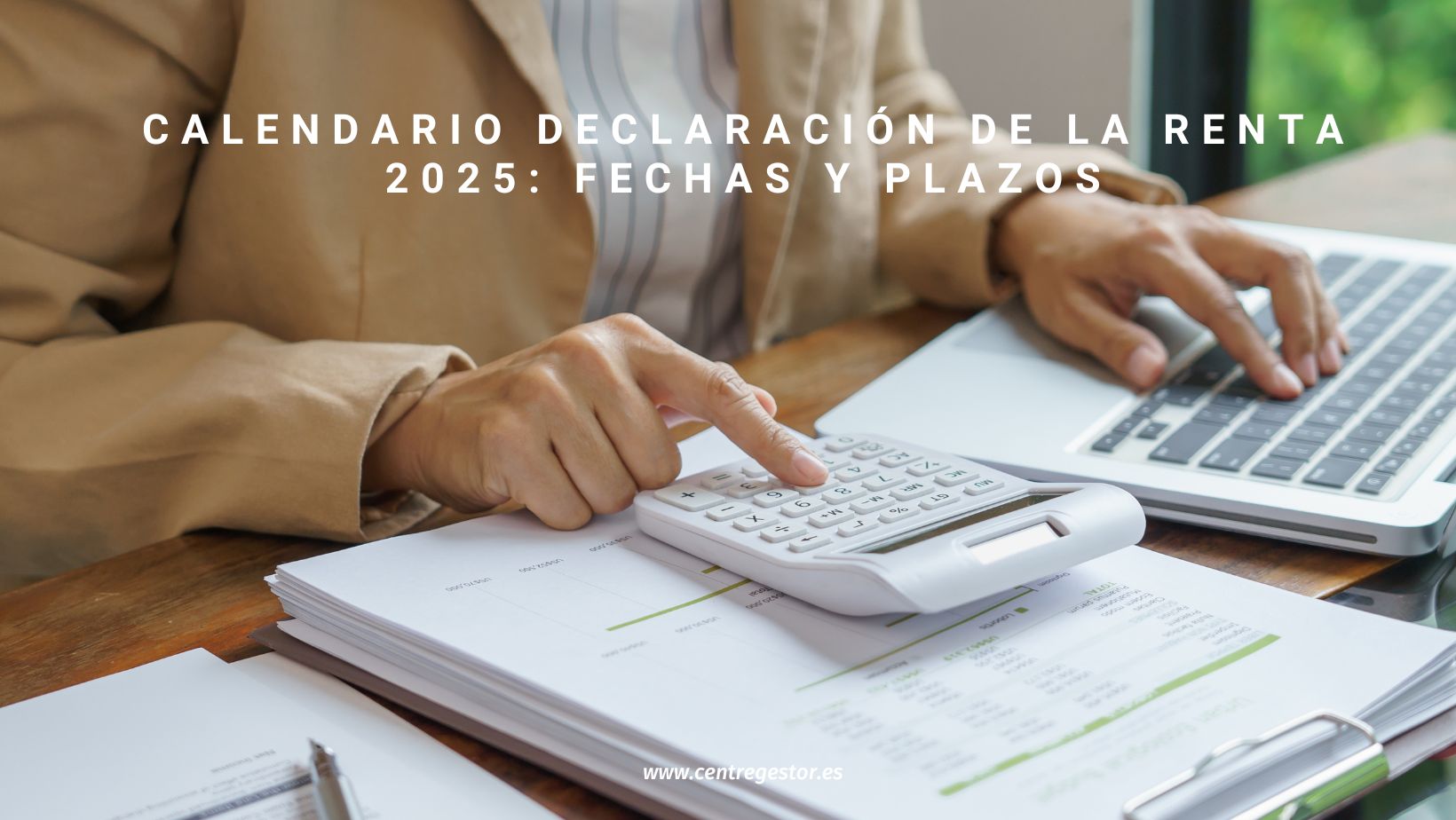 Calendario de la declaración de la renta 2025 con persona calculando impuestos en una mesa con documentos financieros y ordenador portátil
