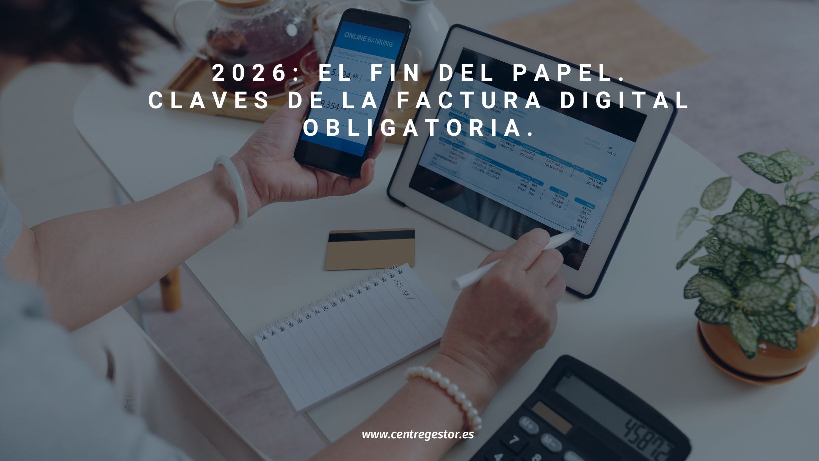 Infografía de Centre Gestor sobre la facturación digital obligatoria en 2026, donde se ve a una persona gestionando facturas digitales mediante un smartphone y una tablet en su entorno de trabajo.