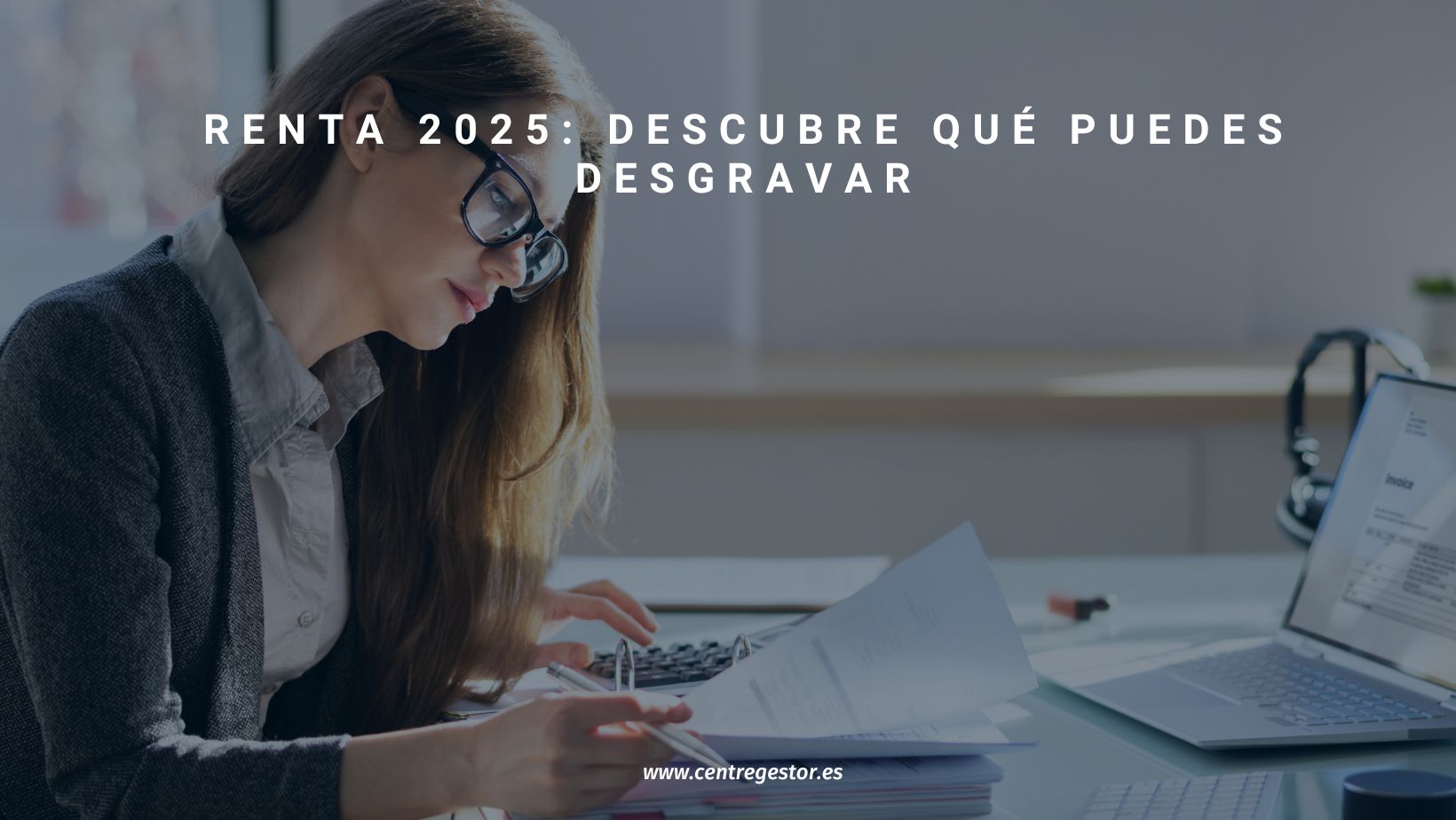Mujer revisando facturas y documentos sobre qué puedo desgravar en la renta 2025 para autónomos, pymes y empresas
