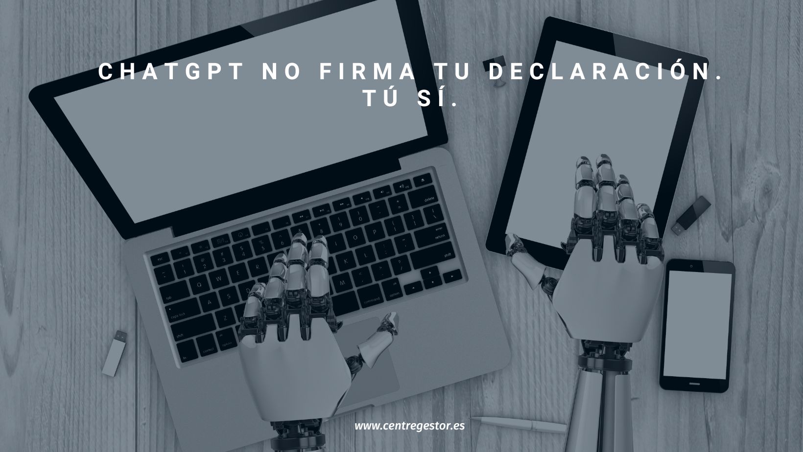 Robot utilizando ordenador portátil y tablet con el mensaje "ChatGPT no firma tu declaración. Tú sí", representando los riesgos de usar inteligencia artificial para la declaración de la Renta 2026 en España.