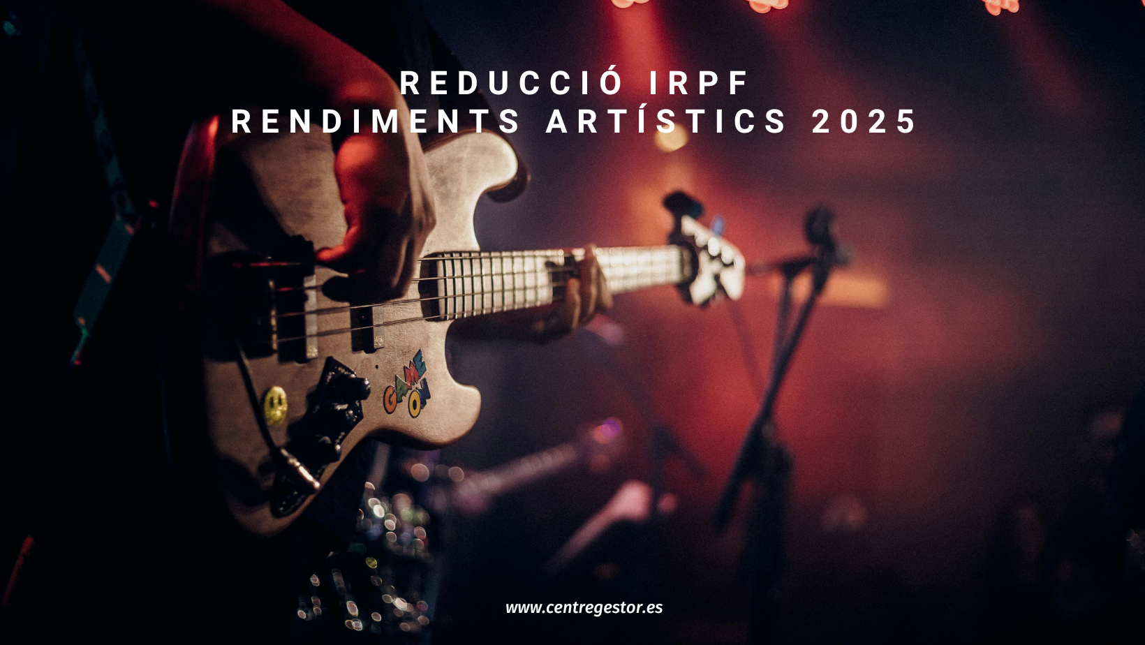 Artista revisant la seva declaració d'IRPF 2025 amb un assessor fiscal a Barcelona.